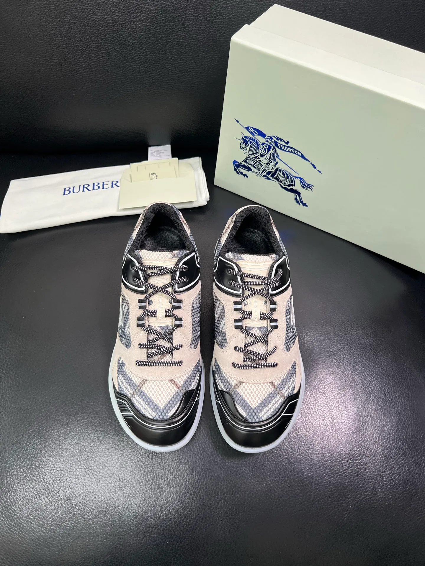 Men's shoes 💰740 BURBERRY top crafts Burberry counter synchronization, original factory configuration imported cowhide fabrics from Italy, high-quality complex splicing process, imported cowhide inner pads, breathable and comfortable, soles: original soles specially provided by the original factory, original and single goods High quality welcome to compare, code number 38-44 (customized 45 46) 85855